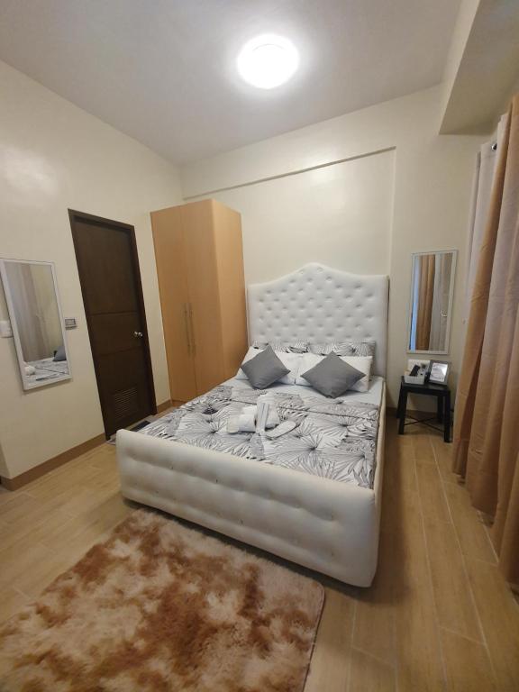 a bedroom with a large white bed in a room at Lafayette Park Square Condominium, Manduriao, Iloilo (15Z) in Iloilo City