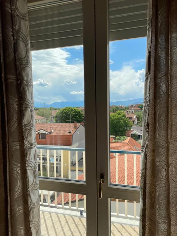 una finestra con vista su un balcone di Angela: vacanza e/o lavoro a Nichelino