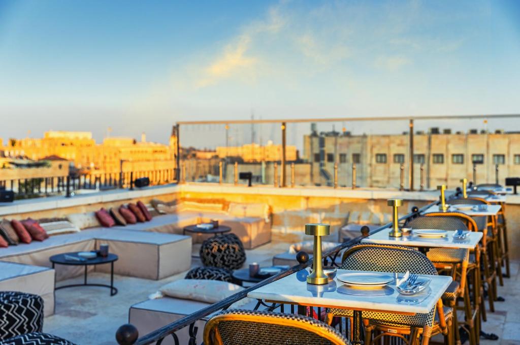 Posezení v ubytování Brown JLM Mamilla, a member of Brown Hotels