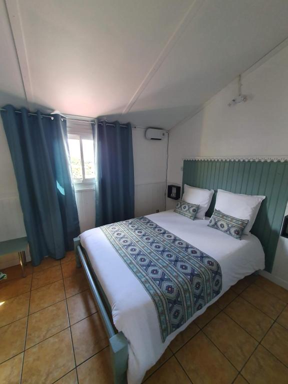 Postel nebo postele na pokoji v ubytování Chambres et Table d'hôte Les Hortensias