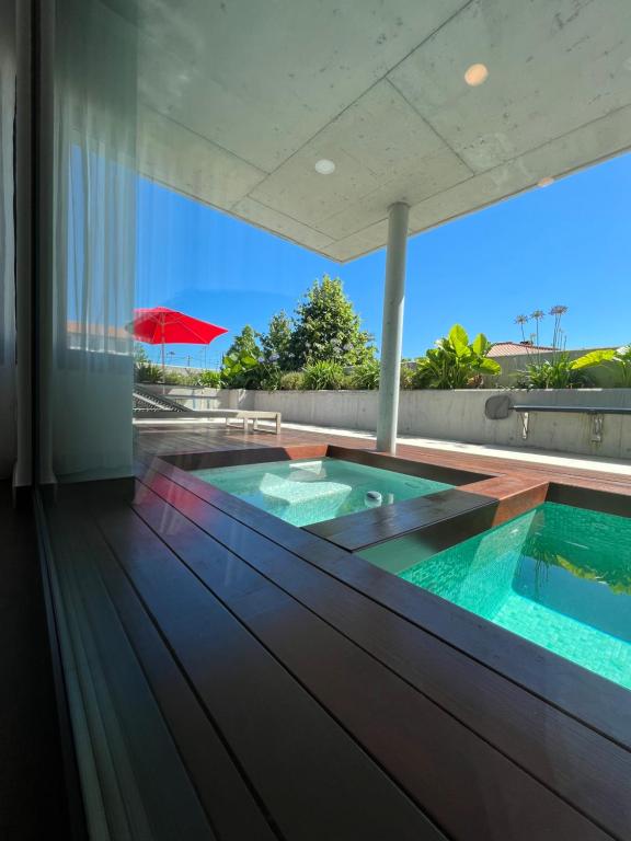 una piscina en la azotea de una casa en Villas Vairocana en Santillana del Mar