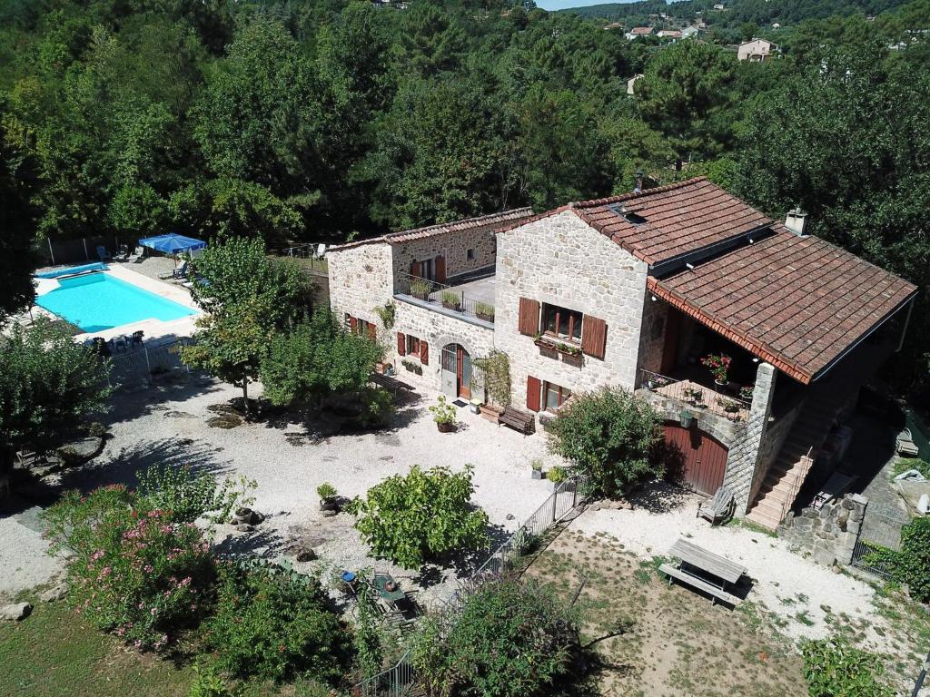 een luchtzicht op een huis met een zwembad bij Mas Le Corbery in Largentière