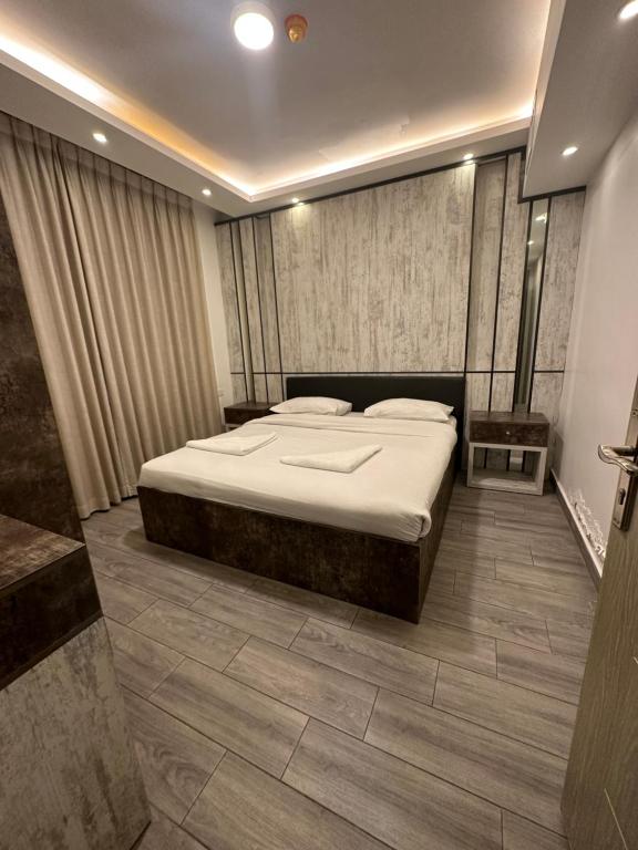 מיטה או מיטות בחדר ב-apartment for rent khaldi(HA31)