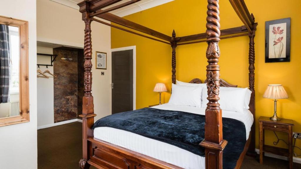 Postel nebo postele na pokoji v ubytování Killin Hotel