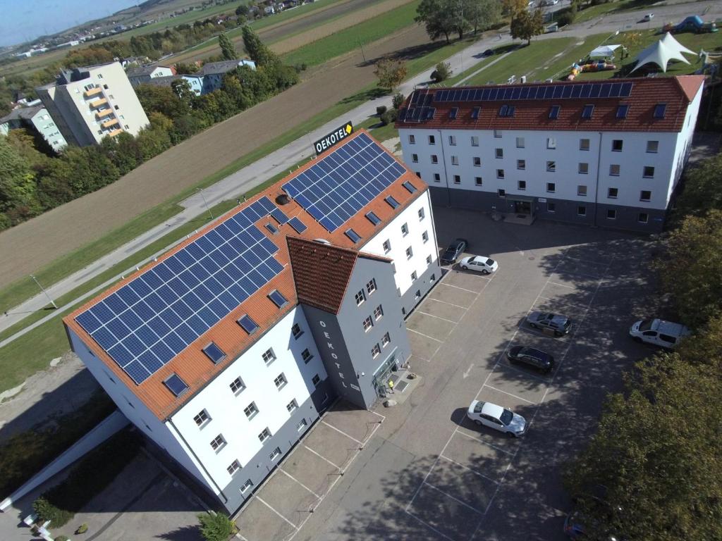 Bisamberg的住宿－OEKOTEL Korneuburg，建筑的顶部景观,上面有太阳能电池板