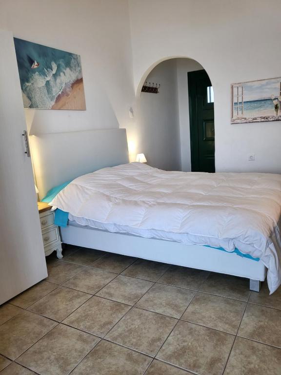 Postel nebo postele na pokoji v ubytování Logaras Seaview Apartment