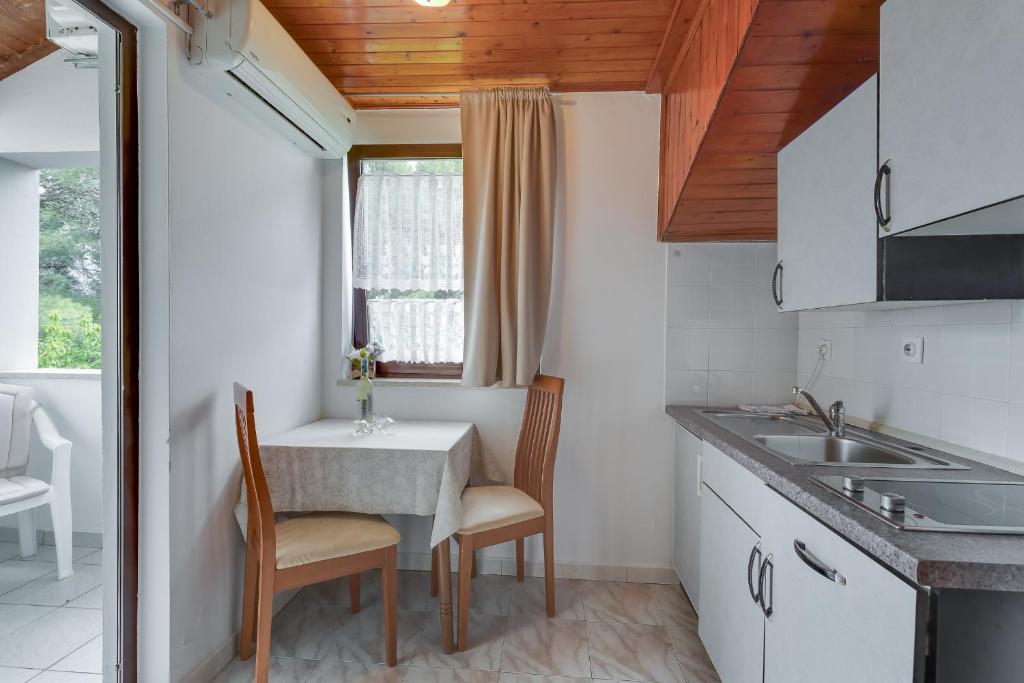 Kuchyň nebo kuchyňský kout v ubytování Apartments Dado