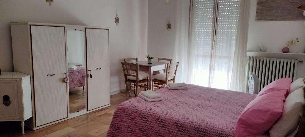 - une chambre avec un lit, une table et une salle à manger dans l'établissement Shanel, à Seravezza