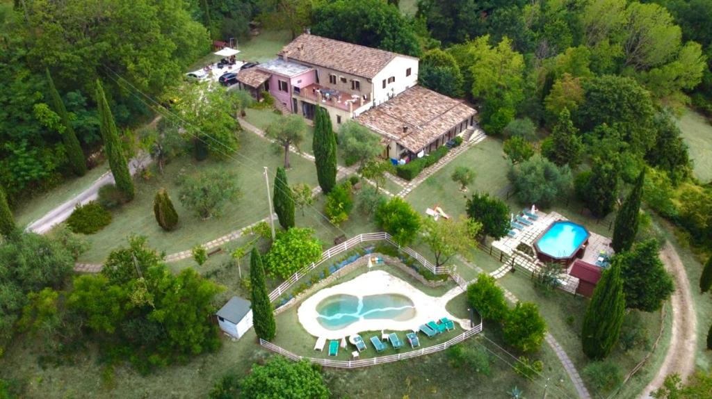 MondainoにあるTenuta Sant'Apollinareのスイミングプール付きの家屋の空中ビュー