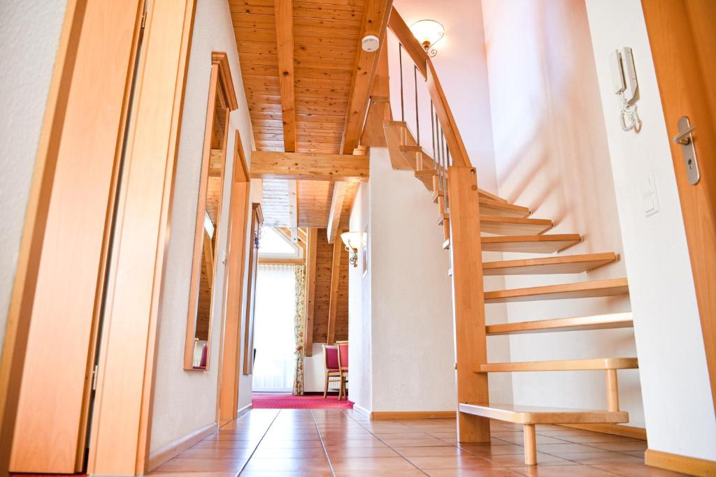un corridoio con scale in legno in una casa di Aparthotel Sonnenburg a Schluchsee