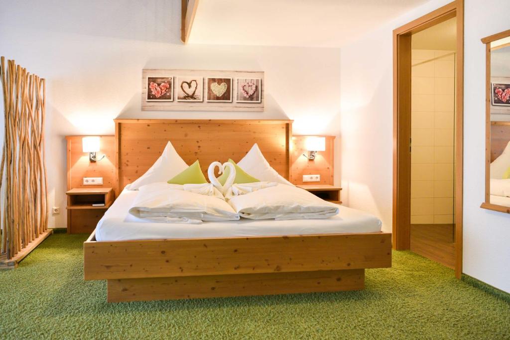 Postel nebo postele na pokoji v ubytování Burg Hotel Feldberg