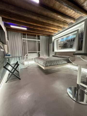 een grote kamer met een bed en een raam bij City Fun in Rovigo