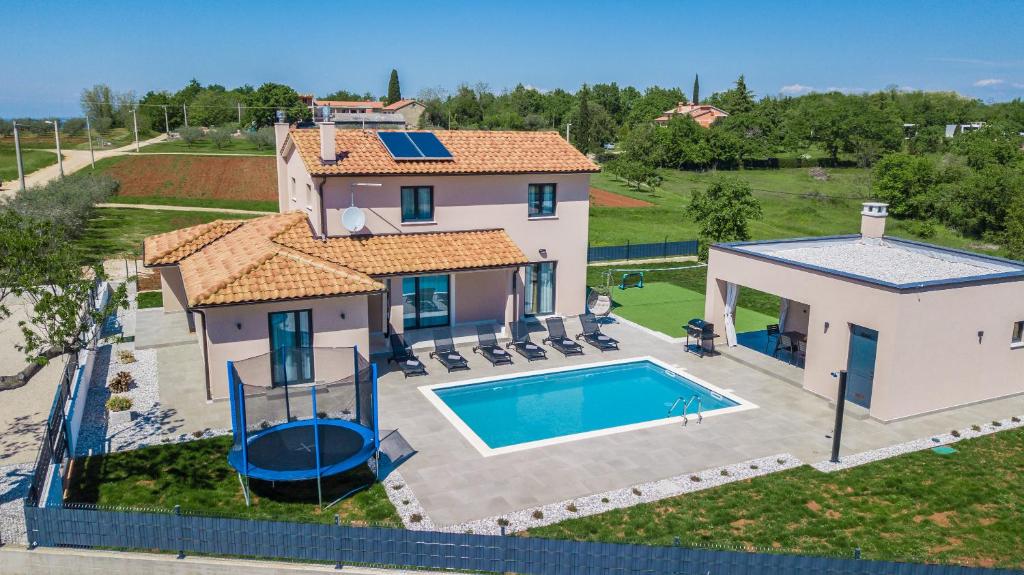 una vista aérea de una casa con piscina en Villa Silvano & Nadija, en Kaštelir