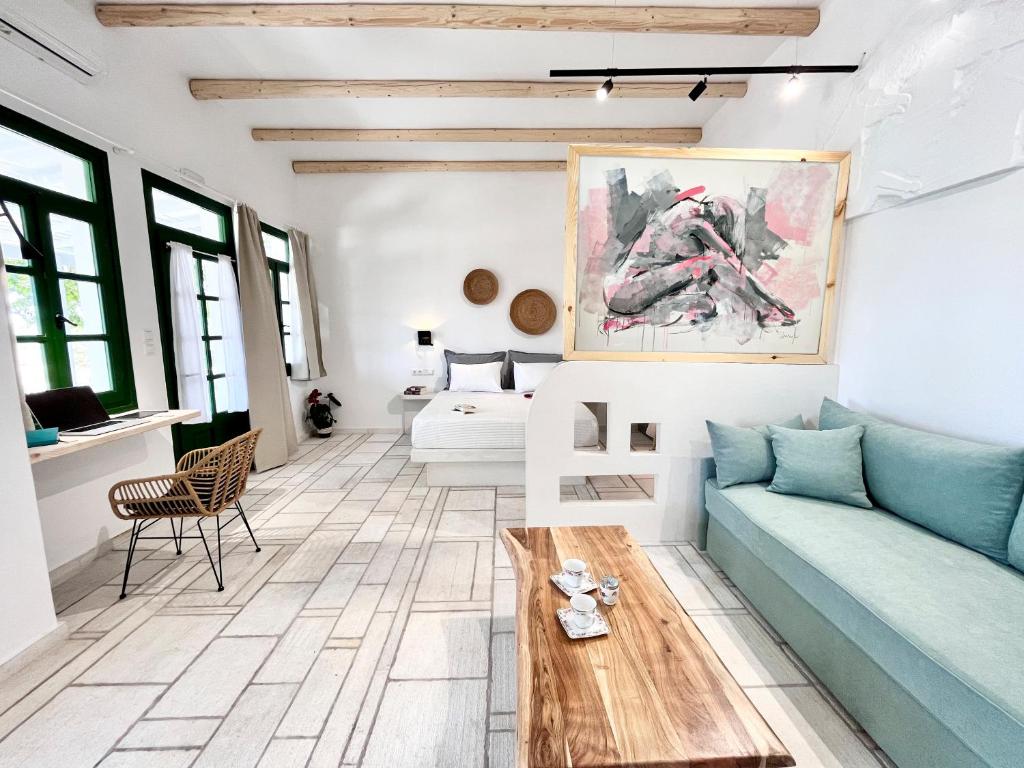 un soggiorno con divano blu e tavolo di Nikiforos Boutique apartment a Naxos Chora