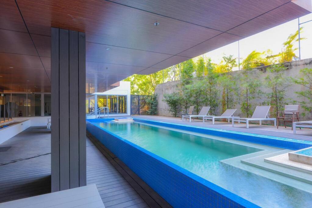 una piscina en una casa en Lovely 3 Bedroom Condo with Pool en Darwin