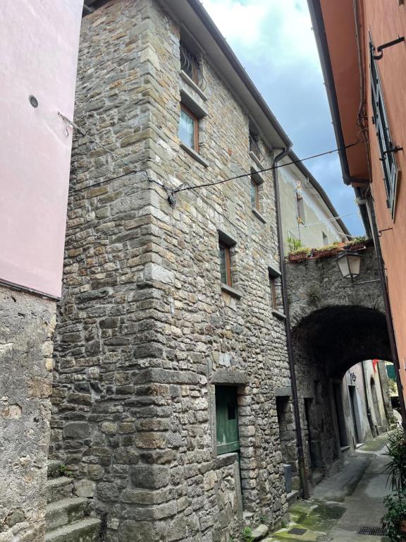 un antico edificio in pietra con un arco in una strada di New Ca de na volta - tra Liguria e Toscana ad Albiano
