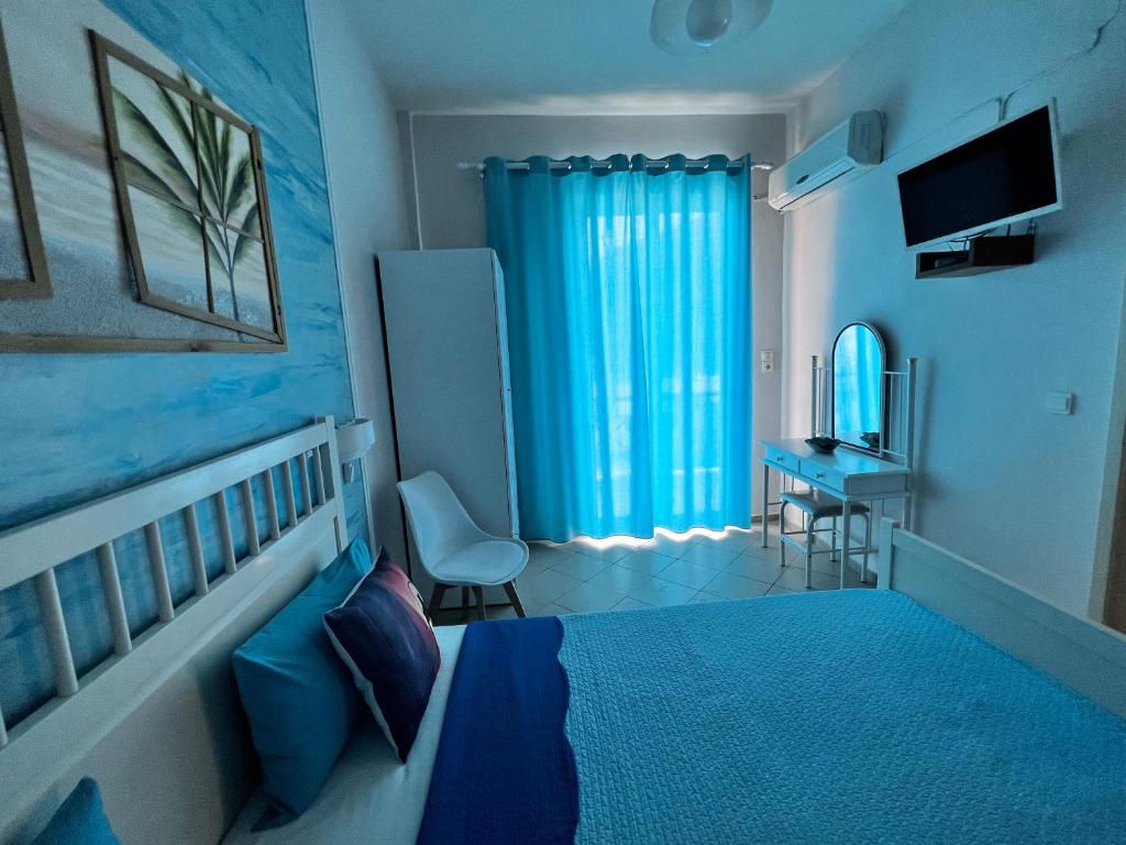 - une chambre avec un lit et un bureau dans l'établissement Bella Vista, à Balíon