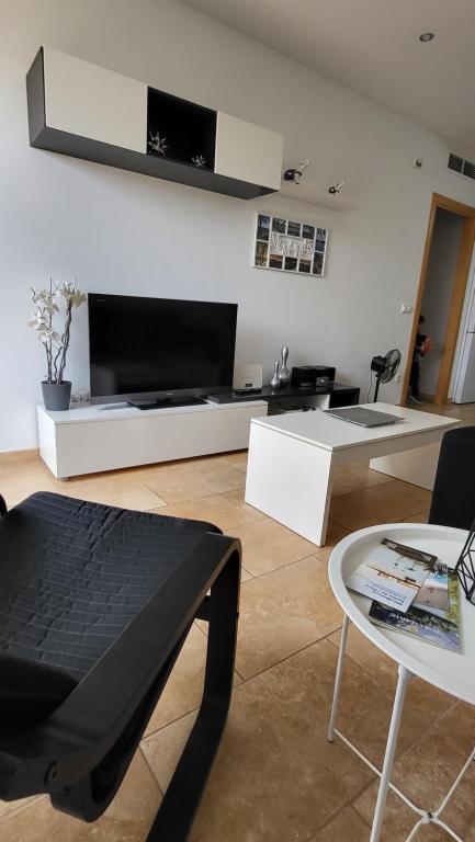 A television and/or entertainment centre at Somnis del Delta