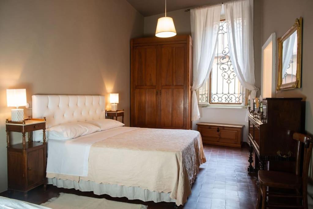Tempat tidur dalam kamar di Appartamento l'Antico Rione