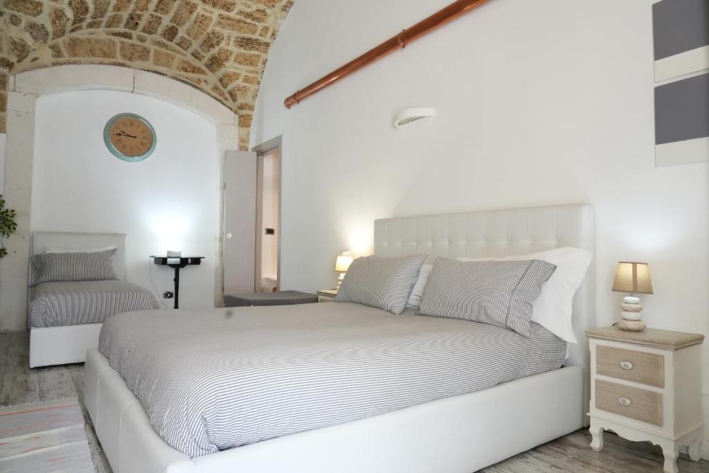 A bed or beds in a room at B&B Il Grifone
