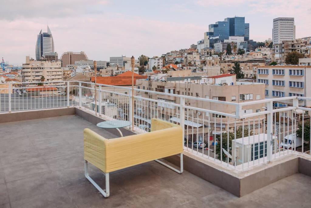 uma varanda com um banco e vista para a cidade em Central Haifa Quite Place em Haifa