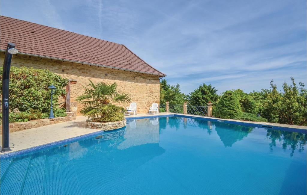 a large blue swimming pool next to a building at Stunning Home In Terrasspn-lavilledieu With 3 Bedrooms, Wifi And Outdoor Swimming Pool in Bouillac