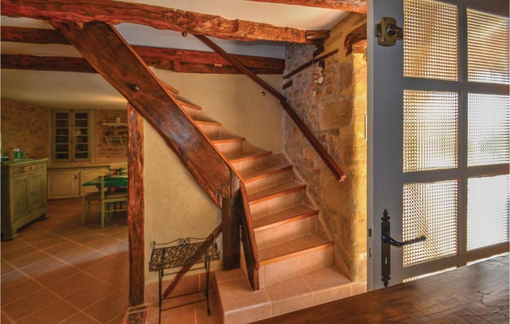 a staircase in a room with a kitchen and a table at Stunning Home In Terrasspn-lavilledieu With 3 Bedrooms, Wifi And Outdoor Swimming Pool in Bouillac