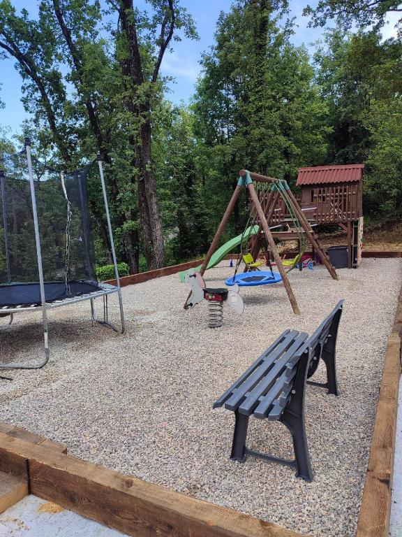 - une aire de jeux avec un banc et une balançoire dans l'établissement Auberge des Espérels Rez de maison avec Jardin, à Figanières