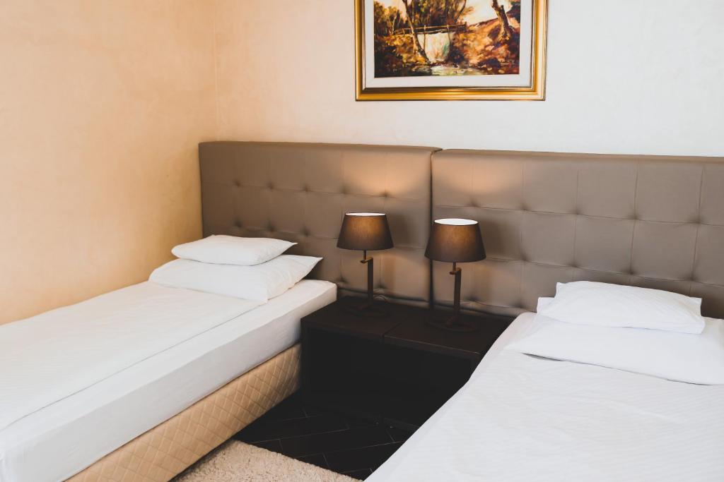 Postel nebo postele na pokoji v ubytování Hotel Alexandar Lux