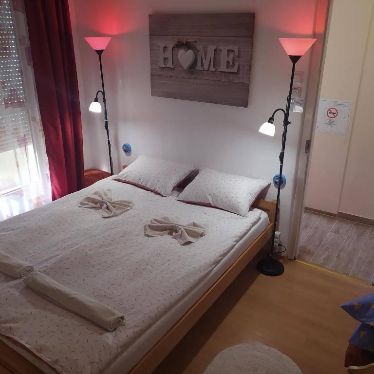 Łóżko lub łóżka w pokoju w obiekcie Krénusz Vendégház.