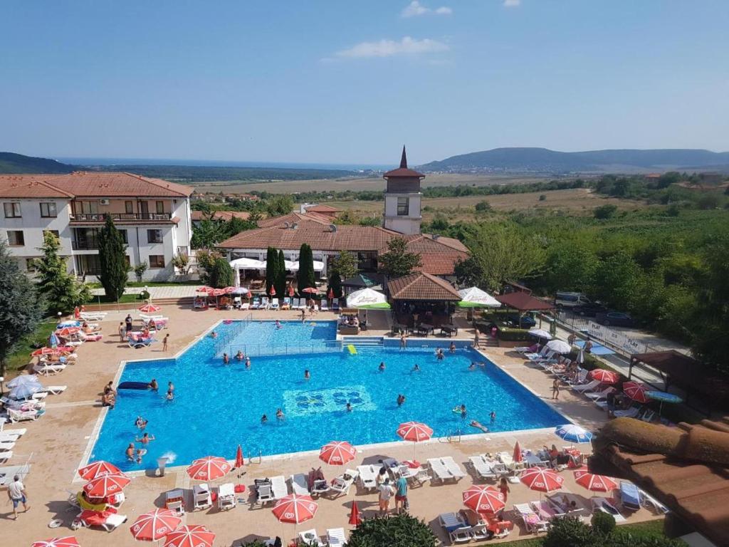 Bazén v ubytování Apartments in complex Harmony hills nebo v jeho okolí