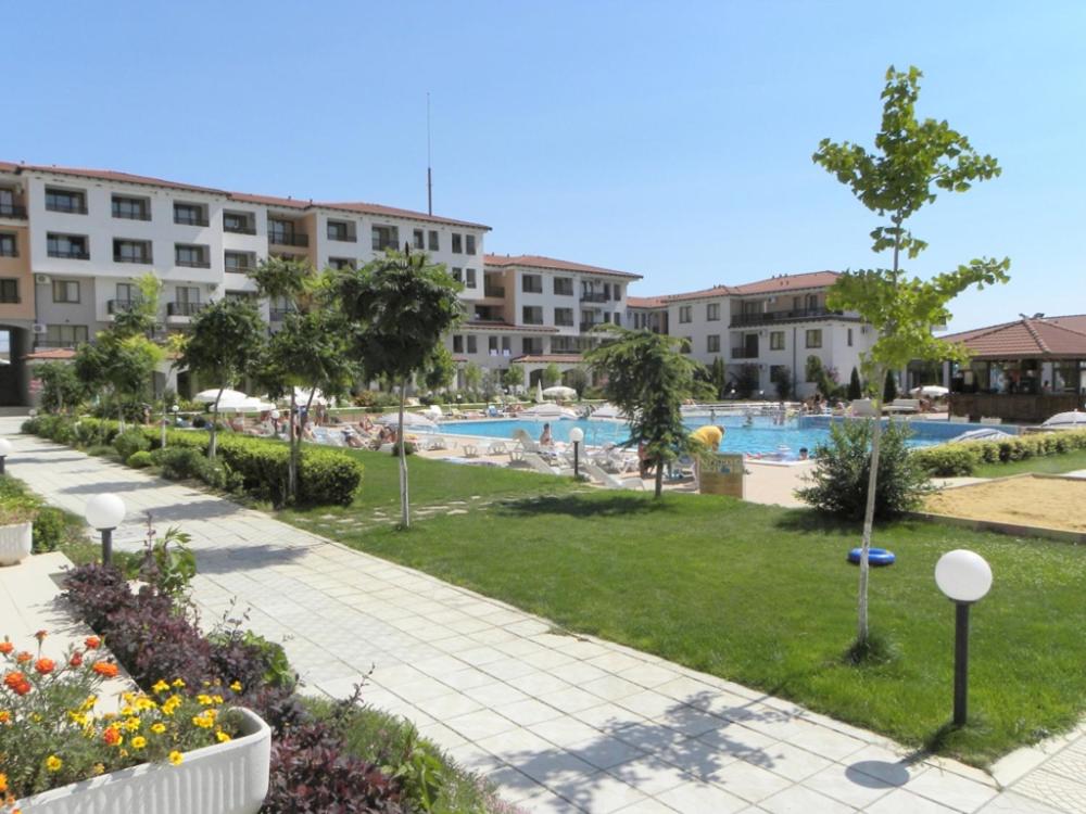 Bazén v ubytování Apartments in complex Harmony hills nebo v jeho okolí