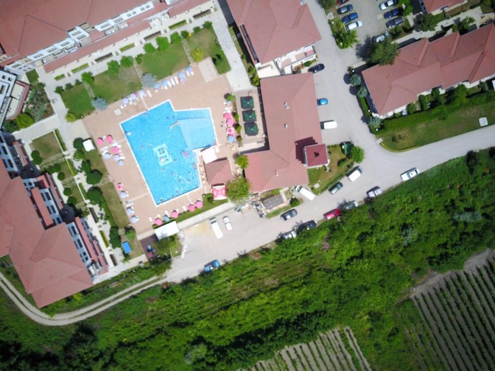 Bazén v ubytování Apartments in complex Harmony hills nebo v jeho okolí