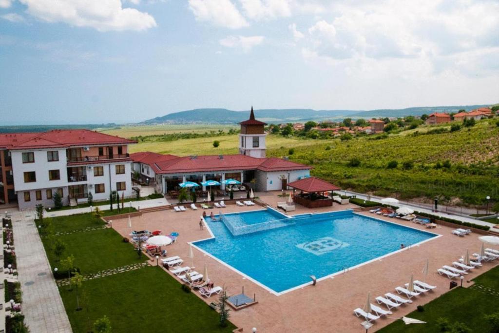 Bazén v ubytování Apartments in complex Harmony hills nebo v jeho okolí