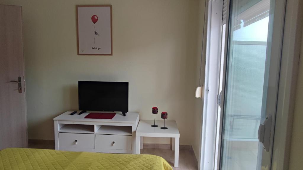TV a/nebo společenská místnost v ubytování KALLIÁNI HOUSE vila kiki