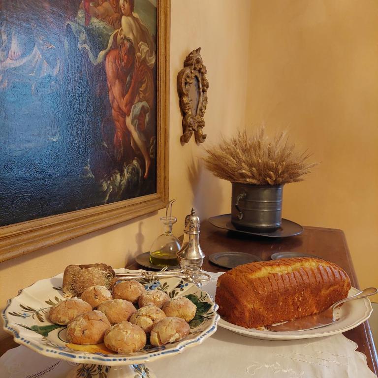 stół z talerzem jedzenia i talerz chleba w obiekcie Casa Rovelli w mieście Alfiano Natta