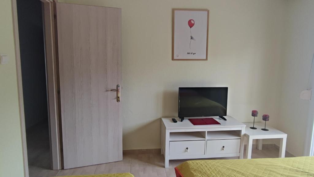 TV a/nebo společenská místnost v ubytování KALLIÁNI HOUSE vila kiki