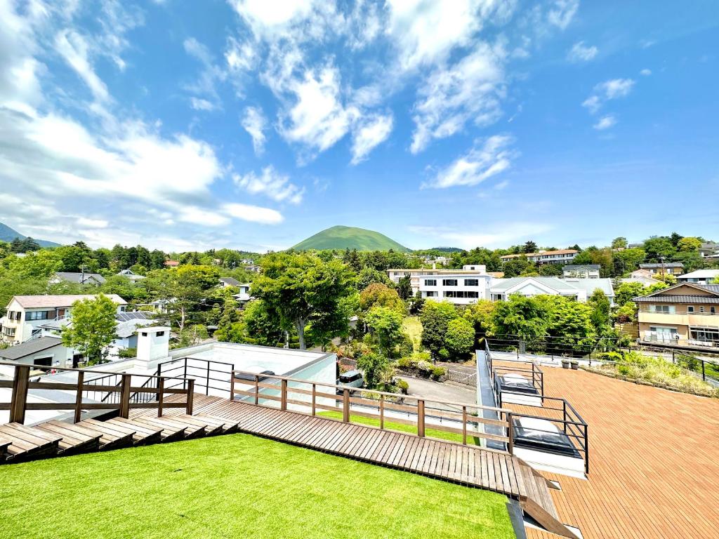 d'un balcon avec bancs et vue sur la ville. dans l'établissement ISOLA Izukogen, à Itō