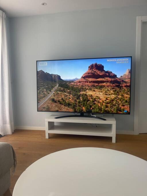 TV a/nebo společenská místnost v ubytování Golf, sea and mountain views