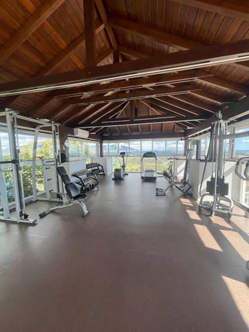 Fitness centrum a/nebo fitness zařízení v ubytování Golf, sea and mountain views