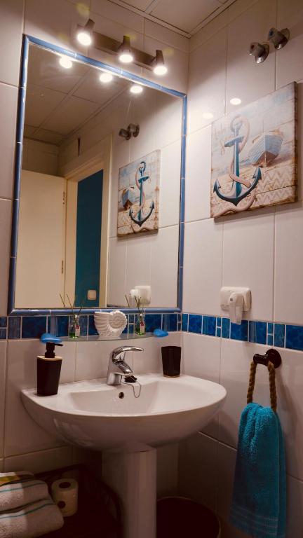 A bathroom at Atico lujo primera linea, terraza, piscina, parking