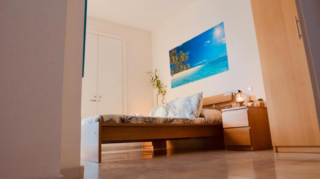 A bed or beds in a room at Atico lujo primera linea, terraza, piscina, parking