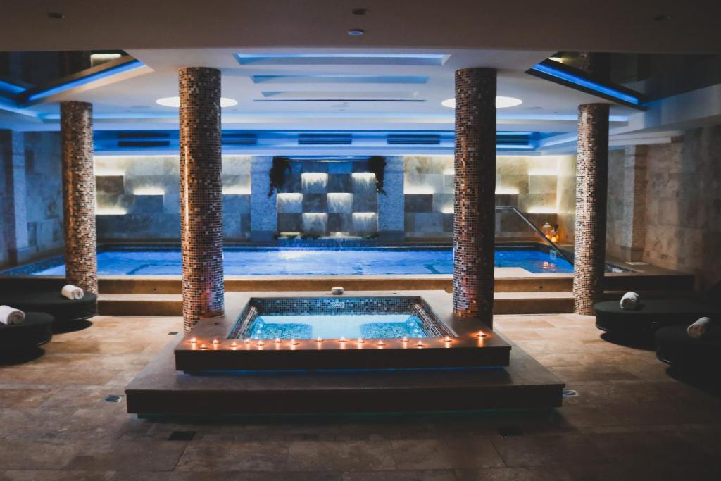 Bazén v ubytování Hotel Alexandar Lux nebo v jeho okolí