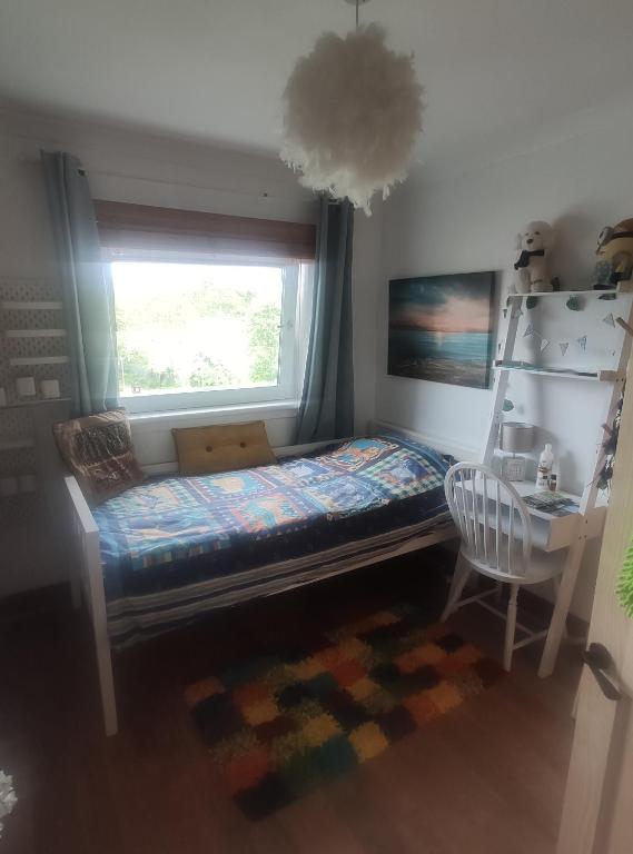 Habitación pequeña con cama y ventana en Single bedroom in quiet neighbourhood en Mount Vernon