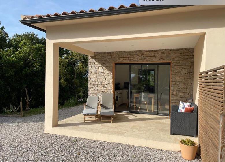 une terrasse d'une maison avec deux chaises dans l'établissement T1 traversant, plain pied entre mer et montagne, à Cuttoli-Corticchiato