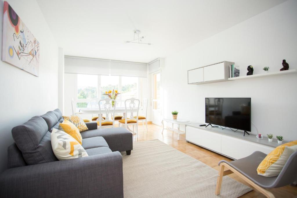 Televízia a/alebo spoločenská miestnosť v ubytovaní Apartamento Río Maior