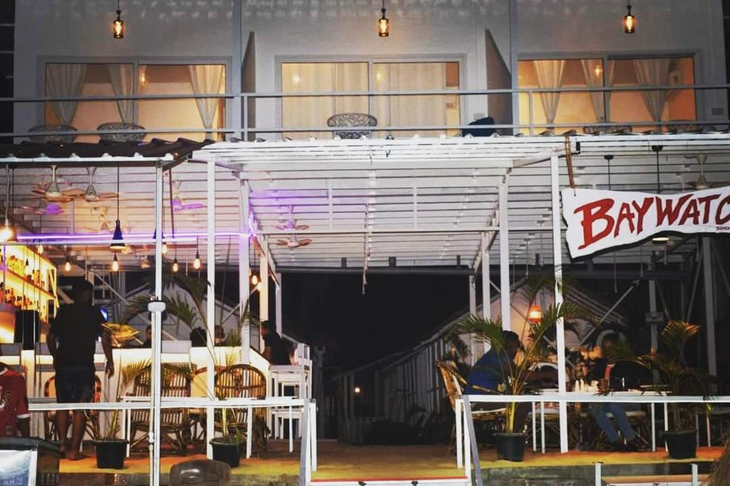 Restaurace v ubytování Baywatch Beach Resort patnem