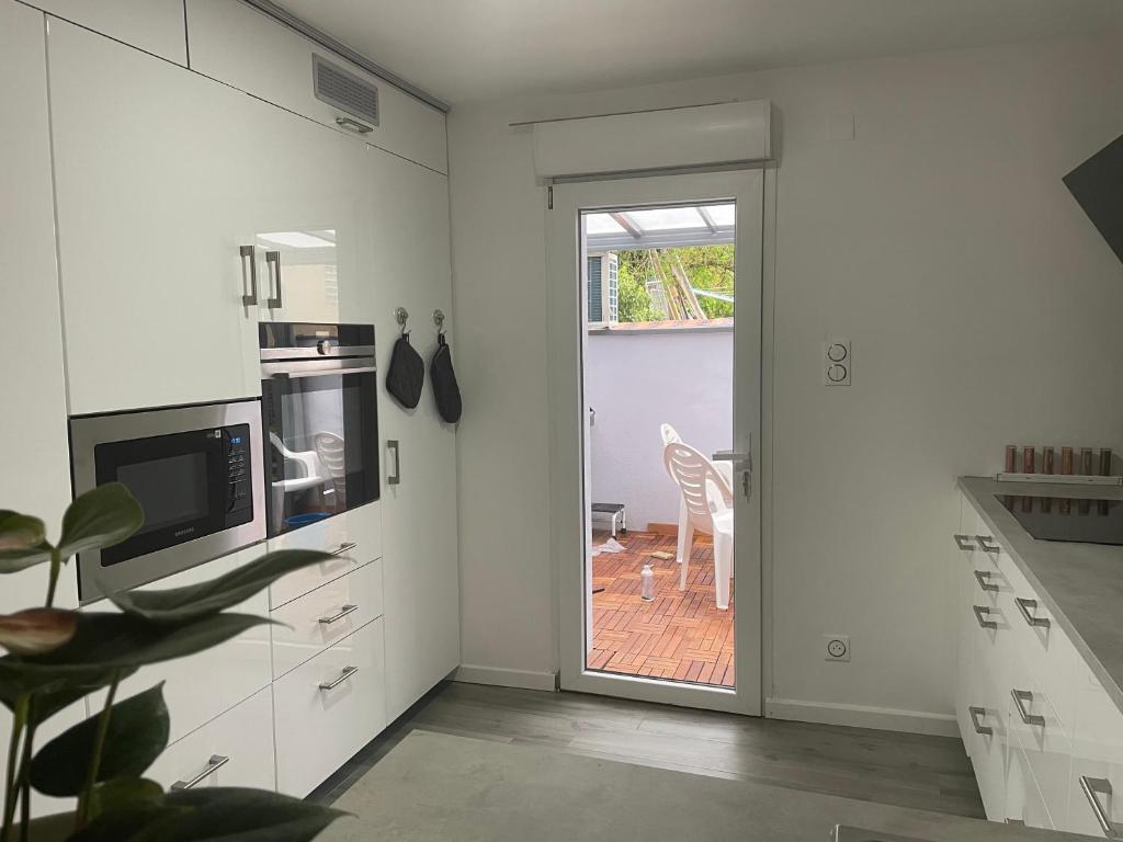 Kuchyň nebo kuchyňský kout v ubytování Maisonnette avec terrasse