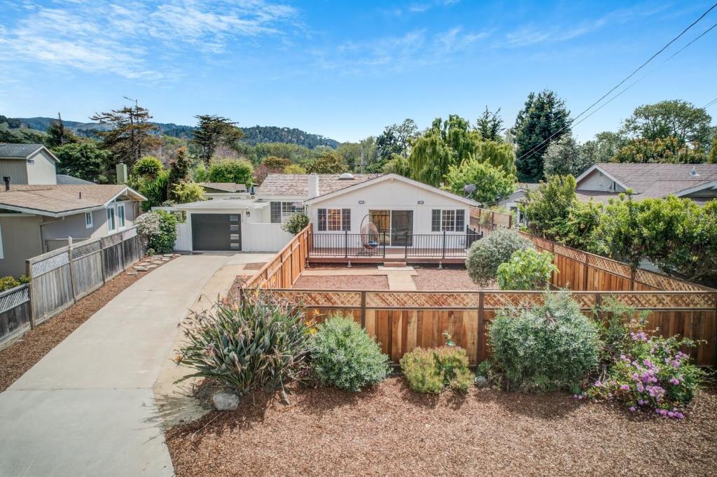 une maison avec une clôture en bois et une cour dans l'établissement 3892 Carmel Pearl home, à Carmel