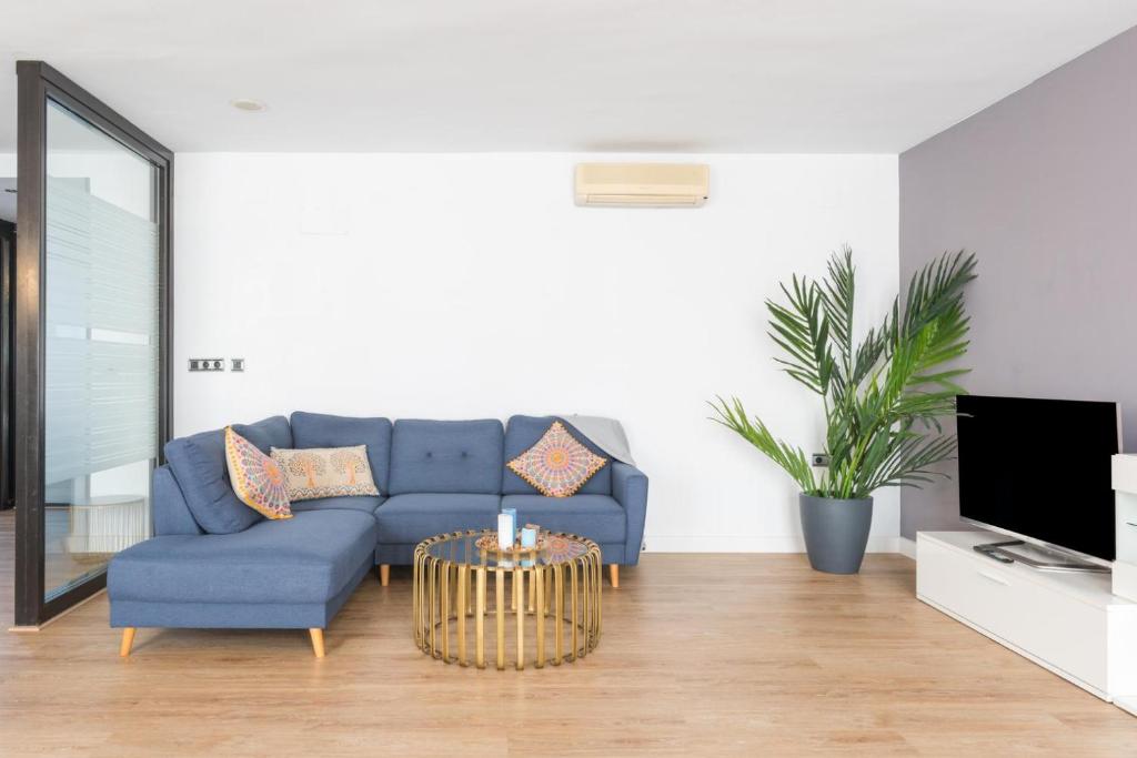 Televízia a/alebo spoločenská miestnosť v ubytovaní APARTAMENTO MODERNO CALLE LARIOS